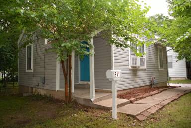 Main picture of 911 W Woodlawn St