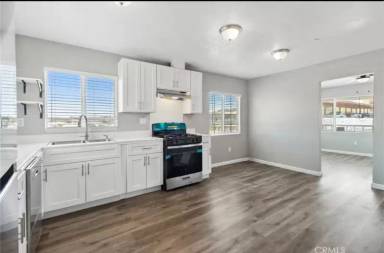 Main picture of 211 W Buena Vista St