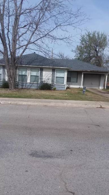 Main picture of 1012 E 7th Pl