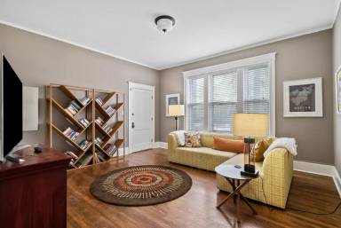 Main picture of 200 N Waldran Blvd