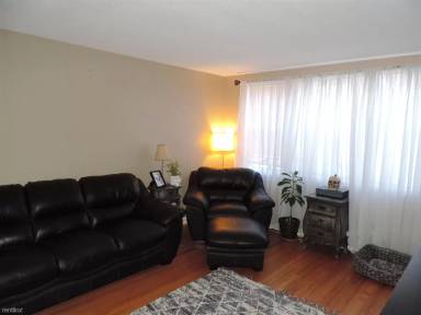 Main picture of 364 Main St
