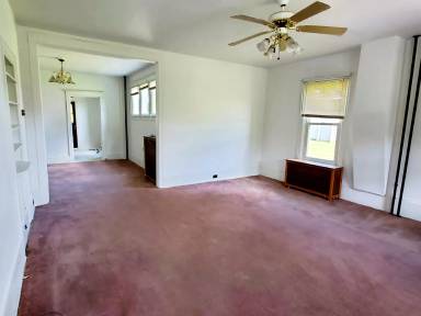 Main picture of 210 Railroad St