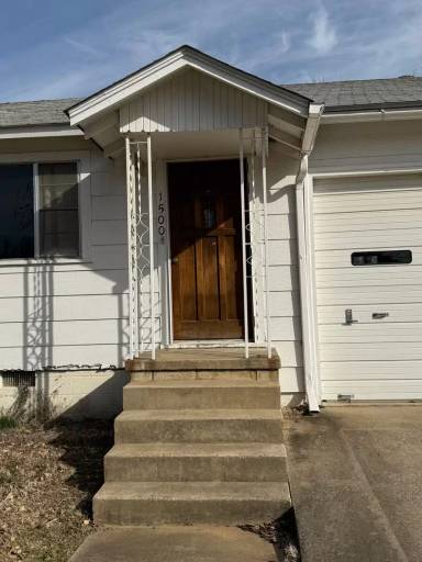 Main picture of 1500 W Denver St