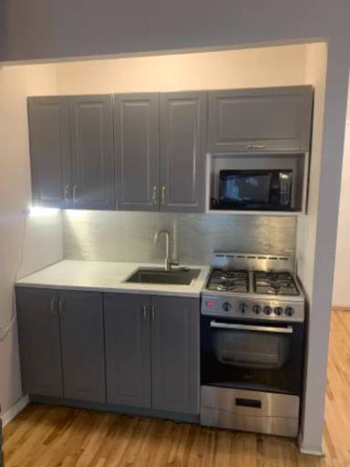 Main picture of 210 E 21st St