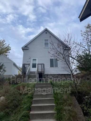Main picture of 817 1/2 W 3rd St
