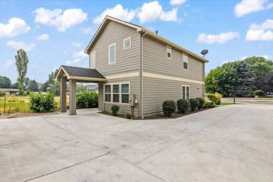 Main picture of 352 E Idaho St