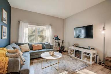 Main picture of 215 7th St NE