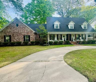 Main picture of 401 Foxwood Dr