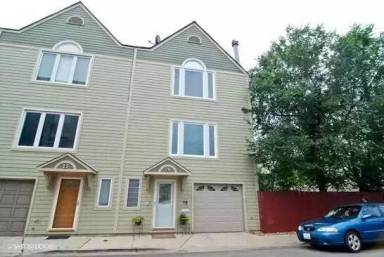 Main picture of 900 W Erie St