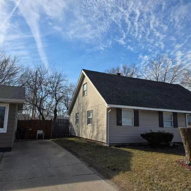 Main picture of 1100 S Lake St