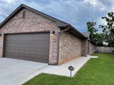 Main picture of 300 Chalk Hill Ct