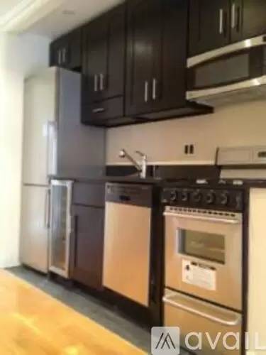 Main picture of 334 E 6th St