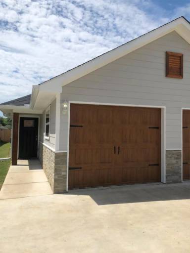 Main picture of 608 E College St