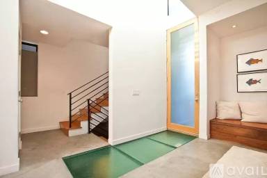 Main picture of 466 S Venice Blvd