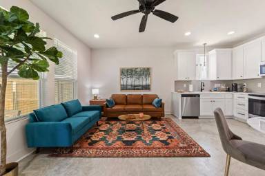 Main picture of 410 Highland Oaks Ln