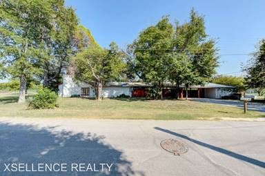 Main picture of 1706 E Pyron Ave