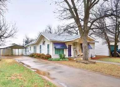 Main picture of 833 S Willis St