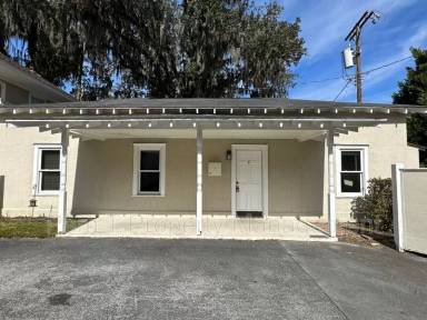 Main picture of 1010 E Victory Dr