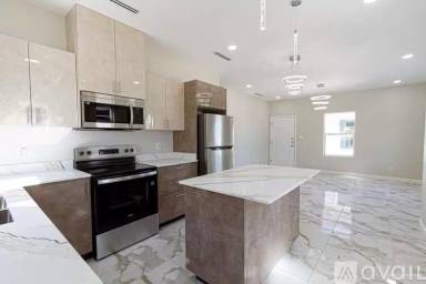 Main picture of 405 N Emerald Ave
