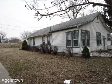 Main picture of 710 S Manhattan Ave