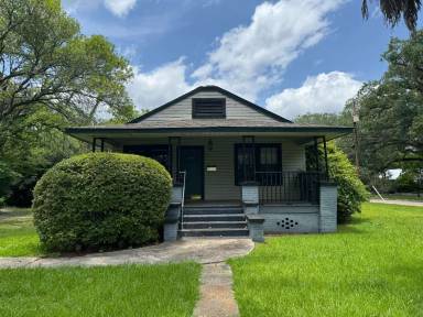 Main picture of 1332 N Bronough St