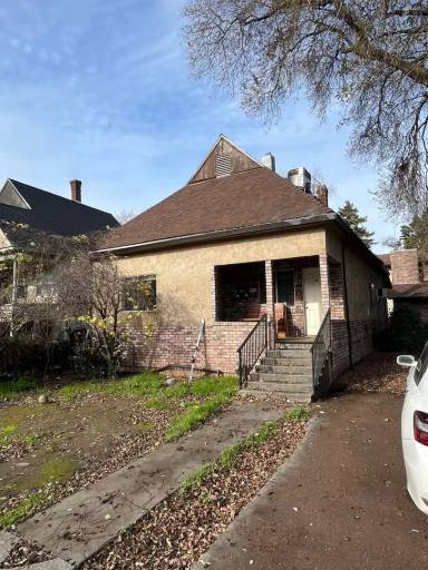 Main picture of 824 W 1st St