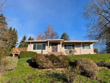 Main picture of 129 126th St E