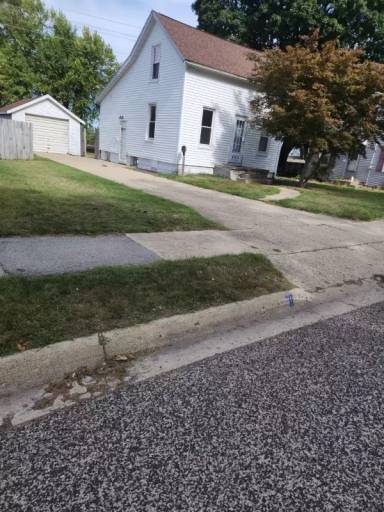 Main picture of 425 N Bauman Ave