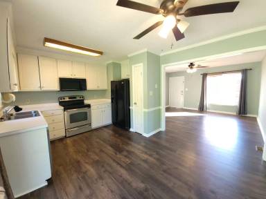 Main picture of 1461 Claridge Nursery Rd