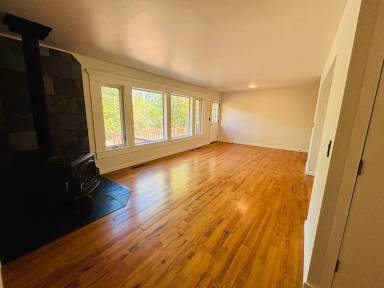 Main picture of 700 E Edna St