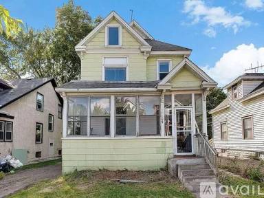 Main picture of 1075 13th Ave SE