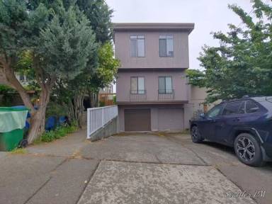 Main picture of 1304 1/2 6th Ave N