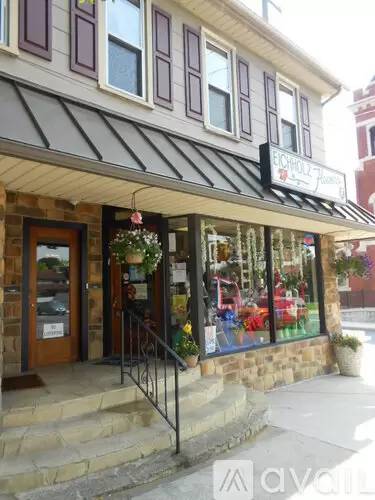 Main picture of 131 E Main St