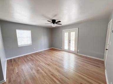 Main picture of 1211 W 45th St