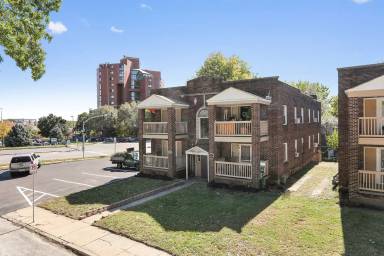 Main picture of 905 W 40th Ter