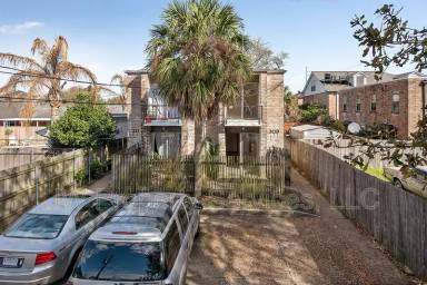 Main picture of 300 Lilac St