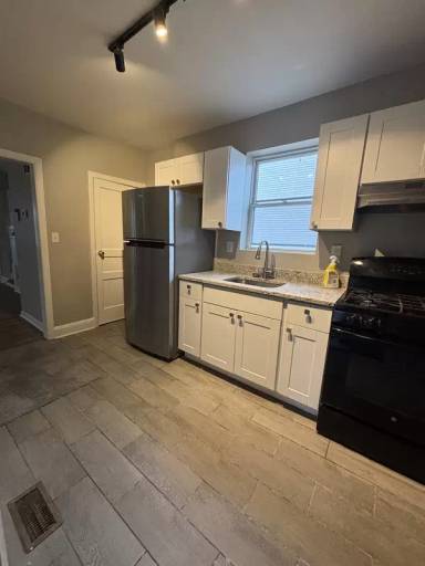 Main picture of 10 E Coldspring Ln