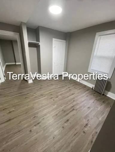 Main picture of 220 E Broadway