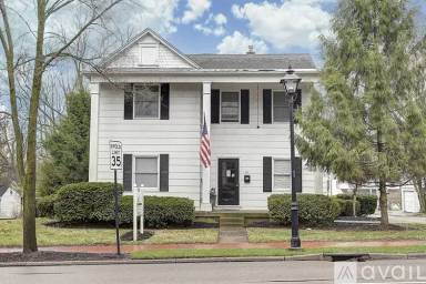 Main picture of 42 E Franklin St