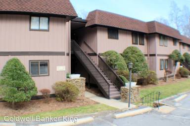 Main picture of 33 Lake Dr