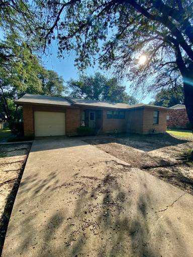 Main picture of 836 Circle Dr