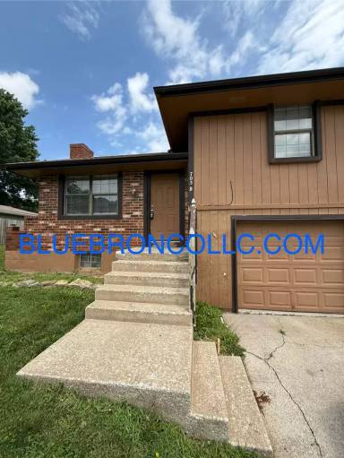 Main picture of 705 NE Banner Dr