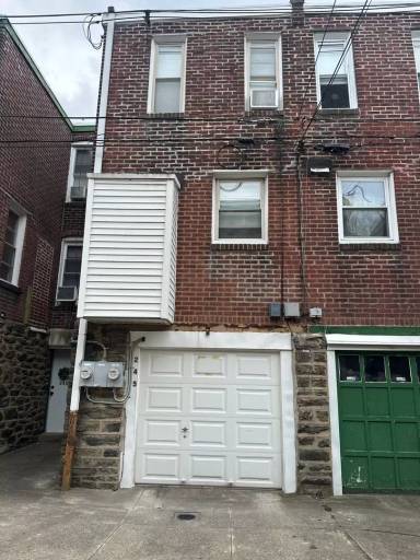 Main picture of 245 Laveer St