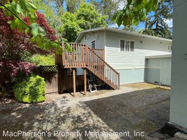 Main picture of 310 NW Holly St