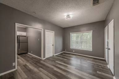 Main picture of 701 E Woodlawn Ave