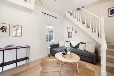 Main picture of 165 Queen St