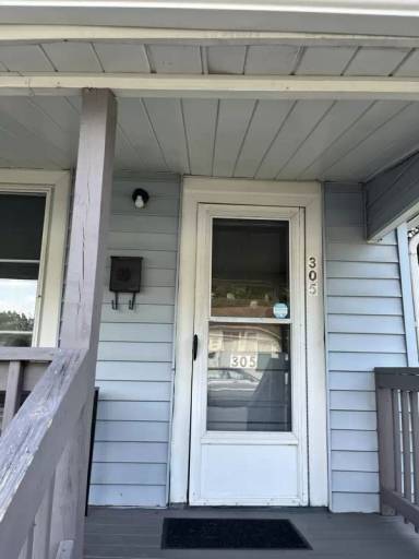 Main picture of 301 10 1/2 St NW