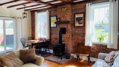 Main picture of 102 Bay Rd