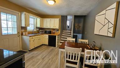 Main picture of 140 Pine St