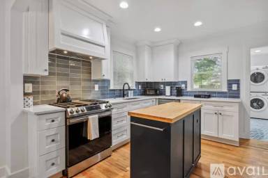 Main picture of 761 Palatine Ave SE